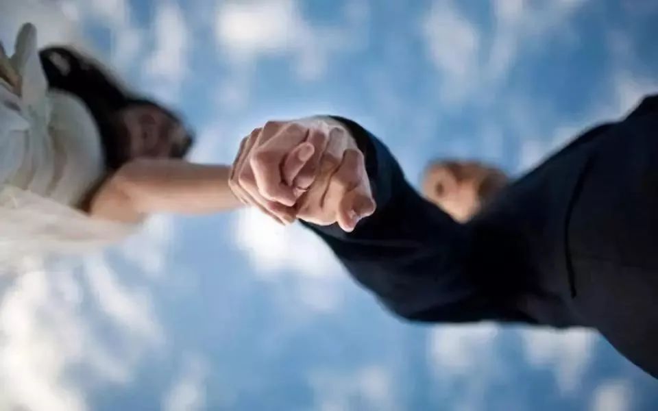 《摧毀一段親密關(guān)系最快的做法：過度獨(dú)立》