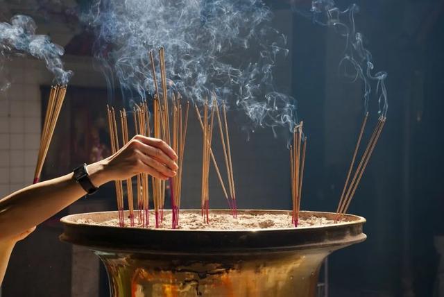 “求財”“求姻緣”當(dāng)拜佛成潮流，年輕人的焦慮寺廟全知道？