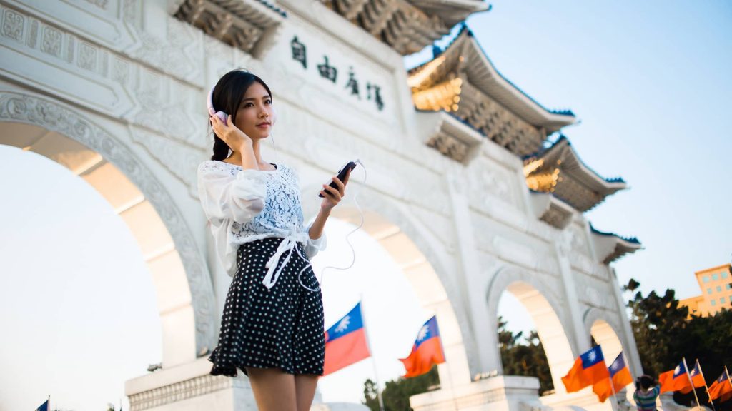 談了兩個(gè)月的女朋友從不主動(dòng)聯(lián)系，這樣是正常的嗎？