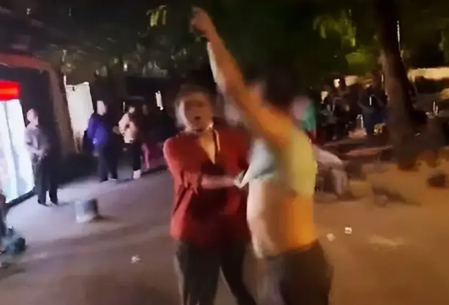 48歲男老師出軌28歲學(xué)生媽媽?zhuān)夯橐鲋凶⒁狻斑吔绺小?>
					</div>
				</div>
				<div   id=