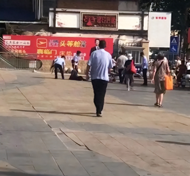 湖北男子沿街砍人，市民扔水桶阻止：背后的心理動因