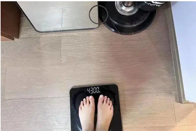 女孩被男友嫌胖從115斤瘦到68斤：別被“身材焦慮”禁錮