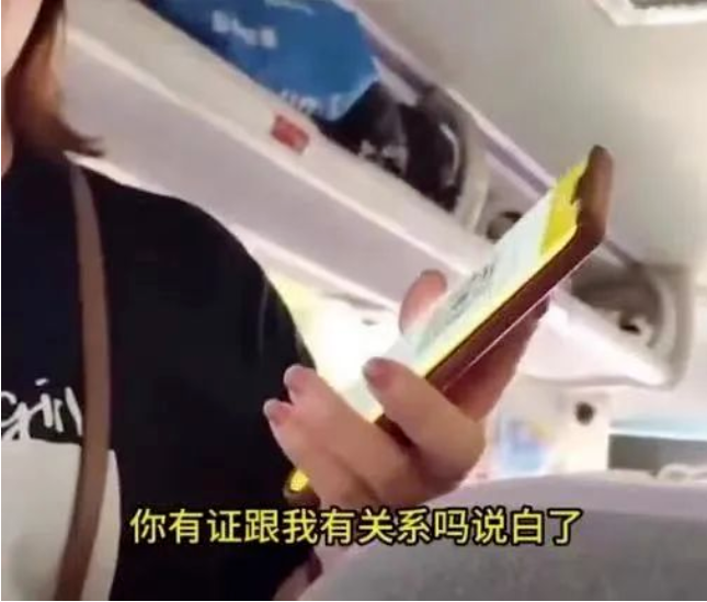 客車上丑陋一幕曝光，網(wǎng)友炸了：隱形歧視可恥！