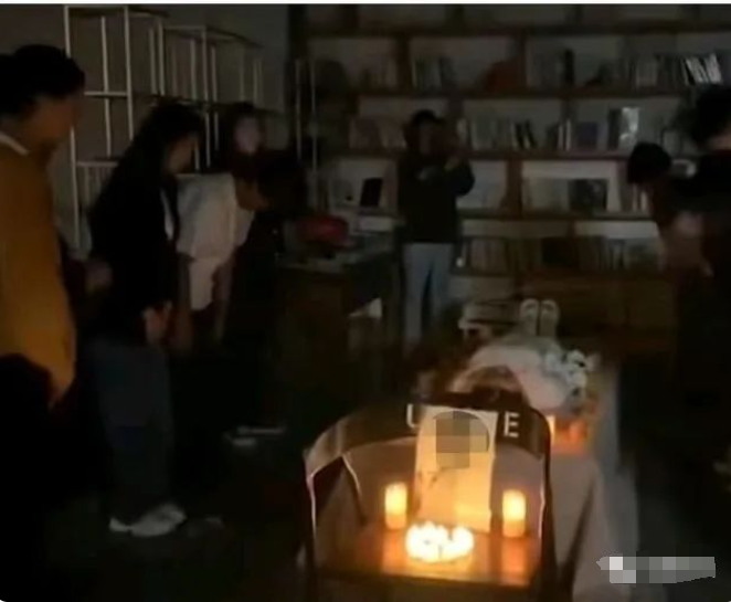 25歲女孩為自己辦葬禮請(qǐng)朋友吃席:心病該如何治愈?