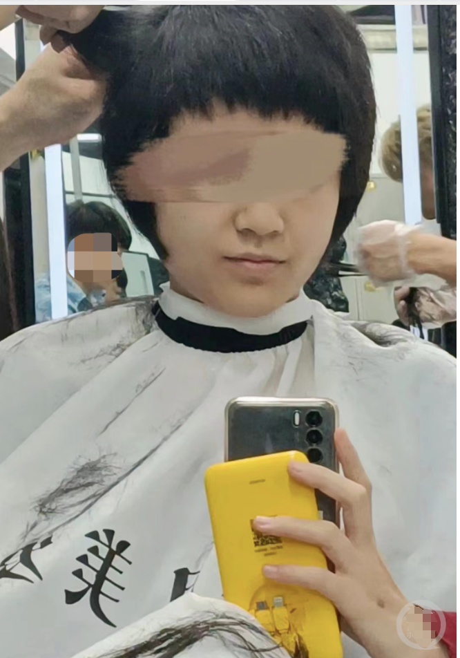 18歲女生“洗剪吹”后大哭，情緒崩潰引網(wǎng)友圍觀