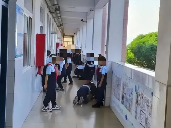 失去課間的孩子們在廁所社交？網(wǎng)友家長們炸鍋了......