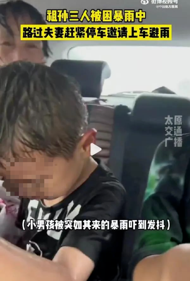 “年度催淚照”刷屏朋友圈：世界破破爛爛，有人縫縫補補