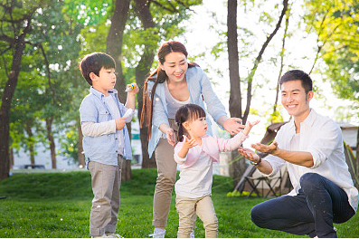 育兒主要由婦女承擔的觀念仍然存在：缺少父愛會怎么樣？