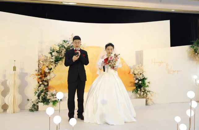 小夫妻花5000元辦了場極簡婚禮：年輕人的個性追求