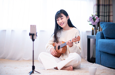 內(nèi)向的女生的特征有哪些？內(nèi)向女生的優(yōu)勢與個性解析