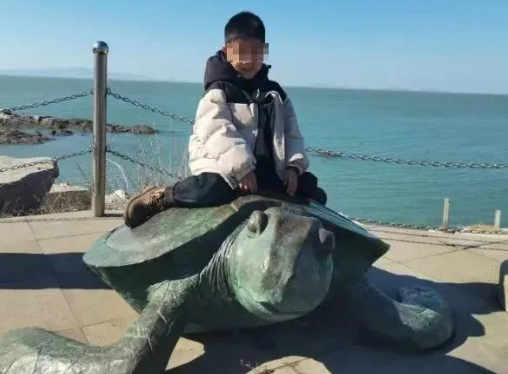 5歲男童疑被生母和其男友虐待致死：成了婚外犧牲品